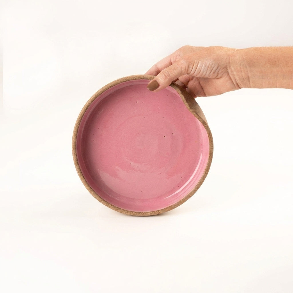 Bowl borda reta amassadinha em cerâmica artesanal — tamanho 19cm x 4cm, argila Cappuccino, esmalte Rosa Barbie