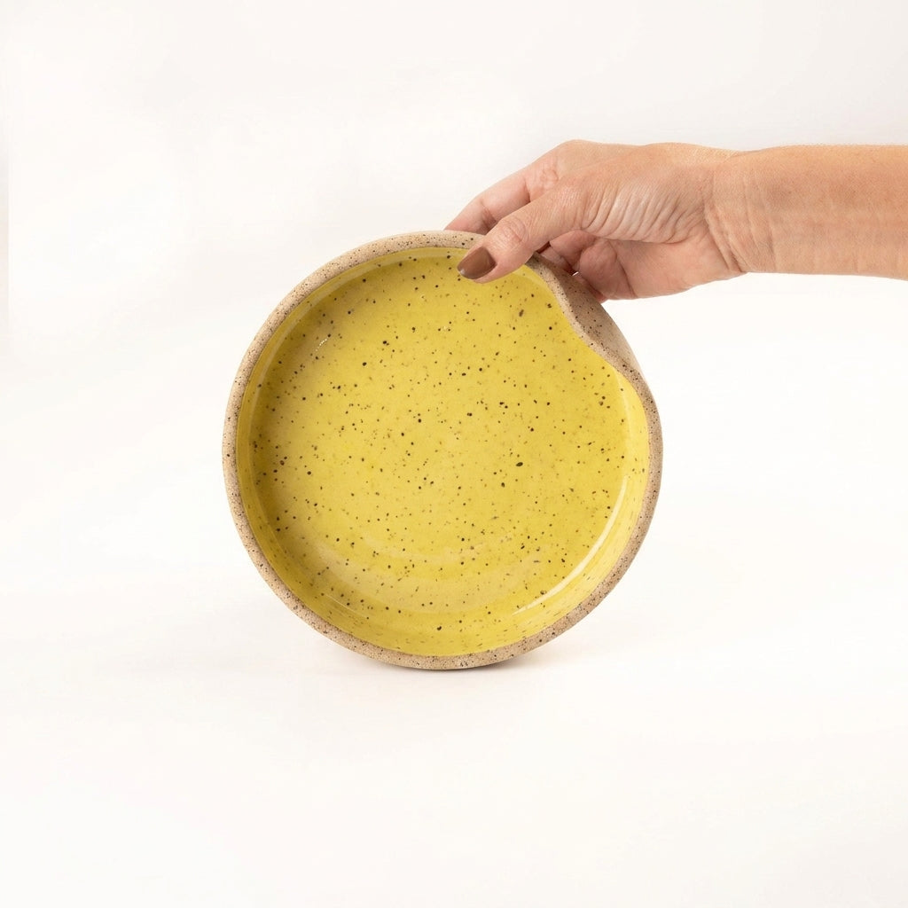 Bowl borda reta amassadinha em cerâmica artesanal — tamanho 19cm x 4cm, argila Flocos, esmalte Amarelo Intenso