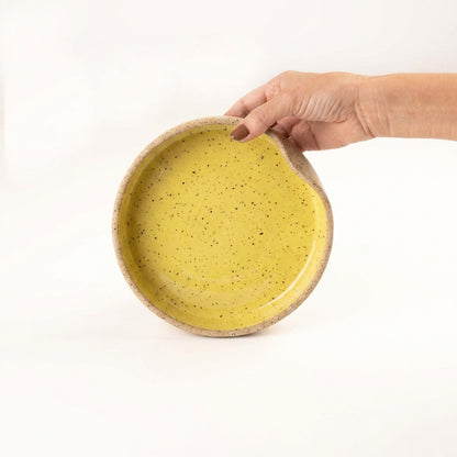 Bowl borda reta amassadinha em cerâmica artesanal — tamanho 19cm x 4cm, argila Flocos, esmalte Amarelo Intenso