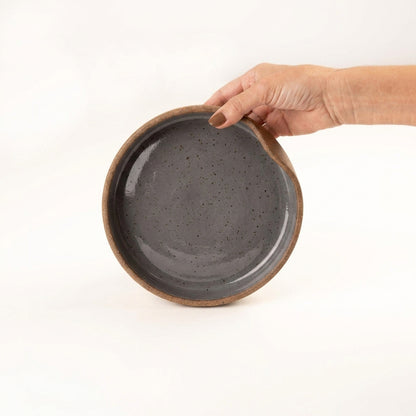 Bowl borda reta amassadinha em cerâmica artesanal — tamanho 19cm x 4cm, argila Flocos, esmalte Grafite
