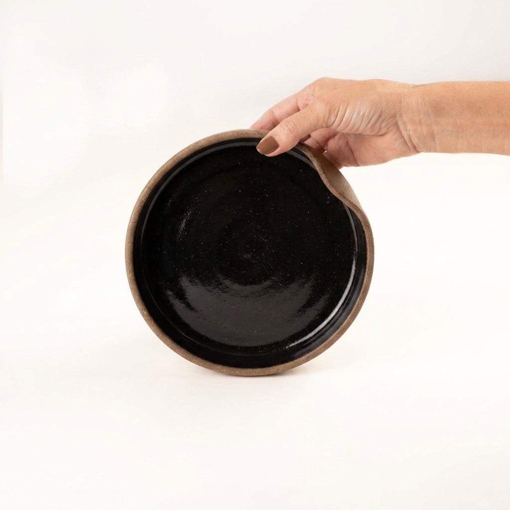 Bowl borda reta amassadinha em cerâmica artesanal — tamanho 19cm x 4cm, argila Flocos, esmalte Preto Ébano