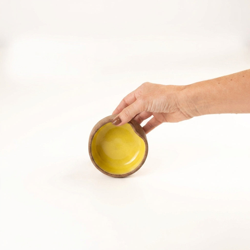Bowl borda reta amassadinha em cerâmica artesanal — tamanho 9cm x 4cm, argila Cappuccino, esmalte Amarelo Intenso