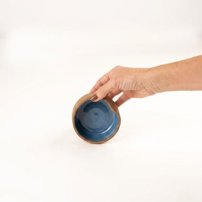 Bowl borda reta amassadinha em cerâmica artesanal — tamanho 9cm x 4cm, argila Cappuccino, esmalte Azul Safira
