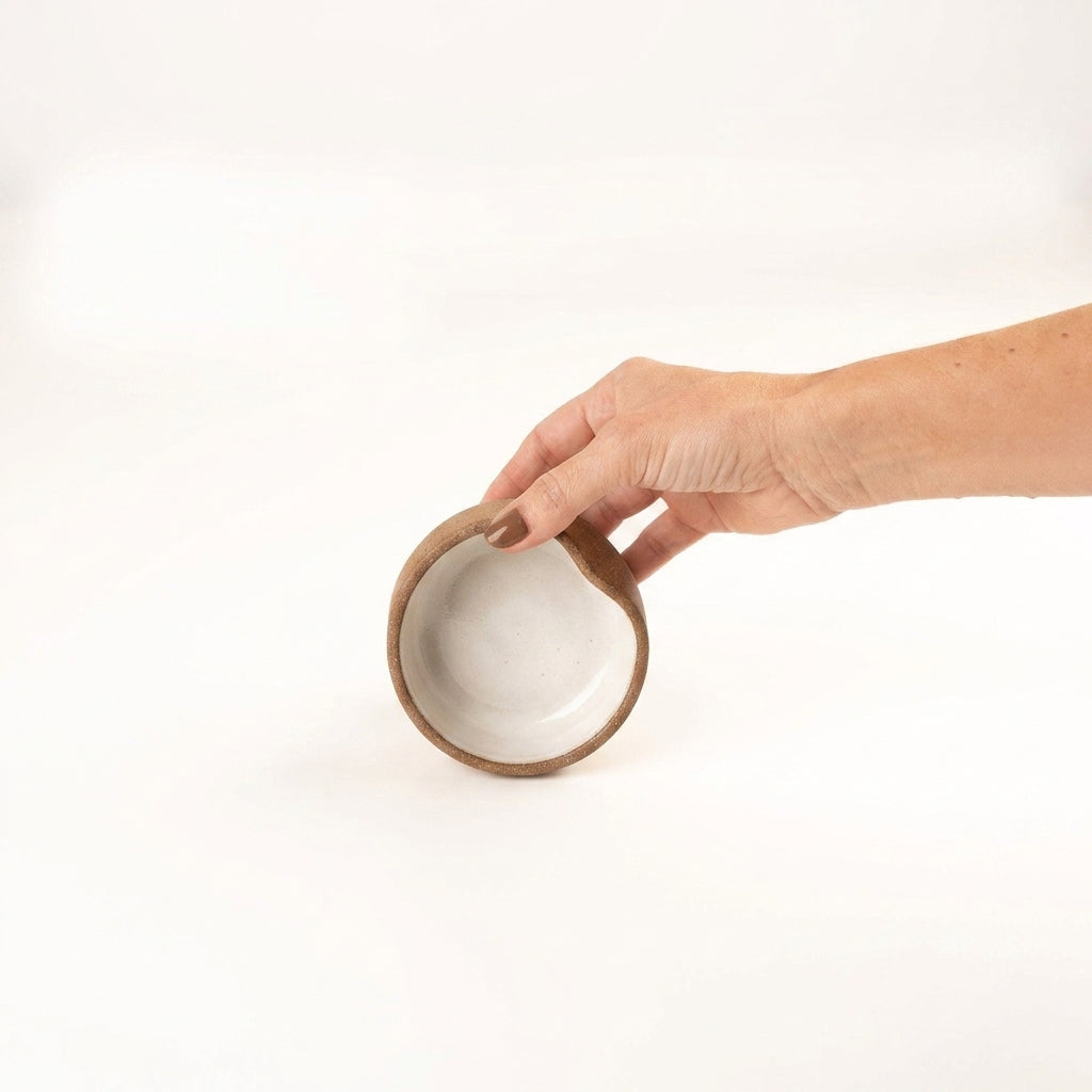 Bowl borda reta amassadinha em cerâmica artesanal — tamanho 9cm x 4cm, argila Cappuccino, esmalte Branco AMME