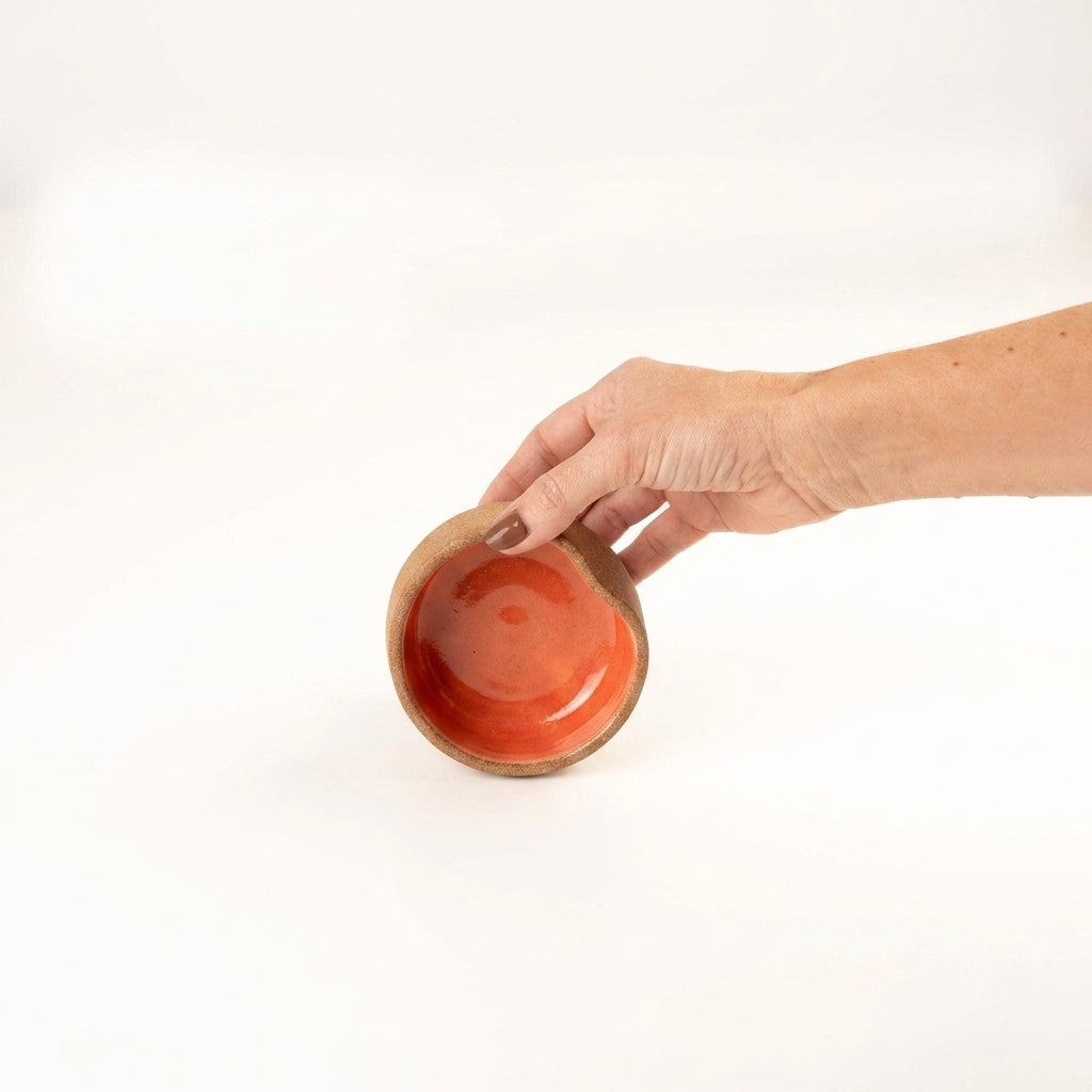 Bowl borda reta amassadinha em cerâmica artesanal — tamanho 9cm x 4cm, argila Cappuccino, esmalte Laranja Intenso