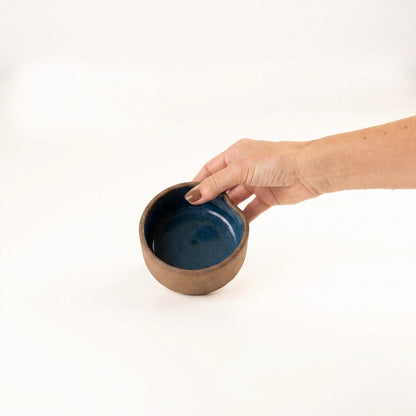Bowl borda reta amassadinha em cerâmica artesanal — tamanho 9cm x 4cm, argila Cappuccino, esmalte Lazuli