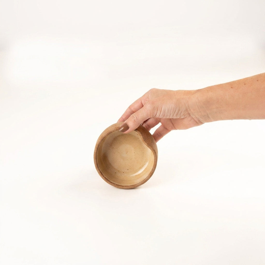 Bowl borda reta amassadinha em cerâmica artesanal — tamanho 9cm x 4cm, argila Cappuccino, esmalte Pedra Sabão