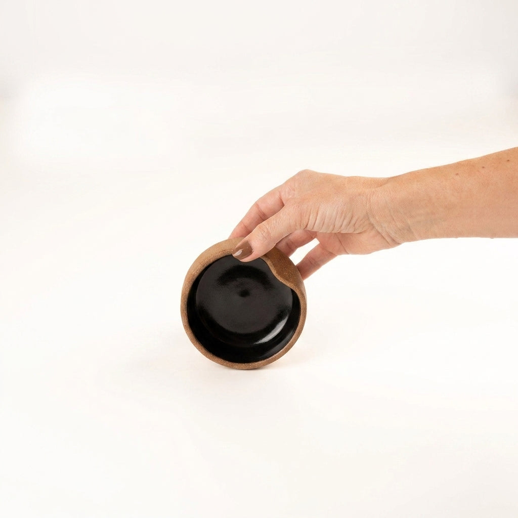 Bowl borda reta amassadinha em cerâmica artesanal — tamanho 9cm x 4cm, argila Cappuccino, esmalte Preto Ébano