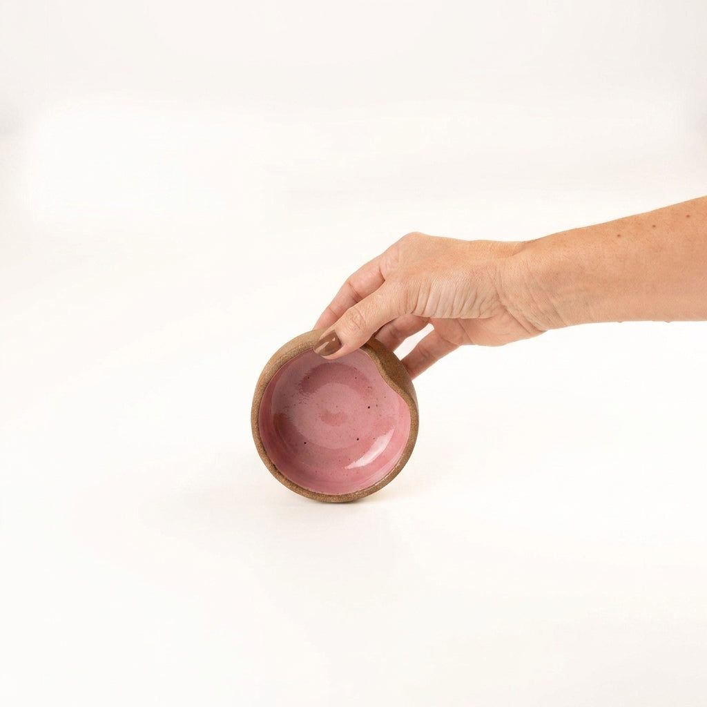 Bowl borda reta amassadinha em cerâmica artesanal — tamanho 9cm x 4cm, argila Cappuccino, esmalte Rosa Barbie