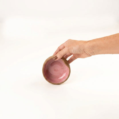 Bowl borda reta amassadinha em cerâmica artesanal — tamanho 9cm x 4cm, argila Cappuccino, esmalte Rosa Barbie