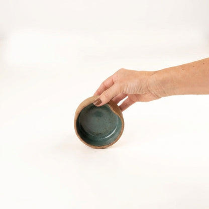 Bowl borda reta amassadinha em cerâmica artesanal — tamanho 9cm x 4cm, argila Cappuccino, esmalte Verde Exército