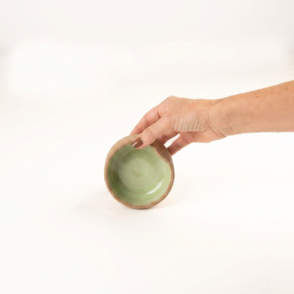 Bowl borda reta amassadinha em cerâmica artesanal — tamanho 9cm x 4cm, argila Cappuccino, esmalte Verde Menta