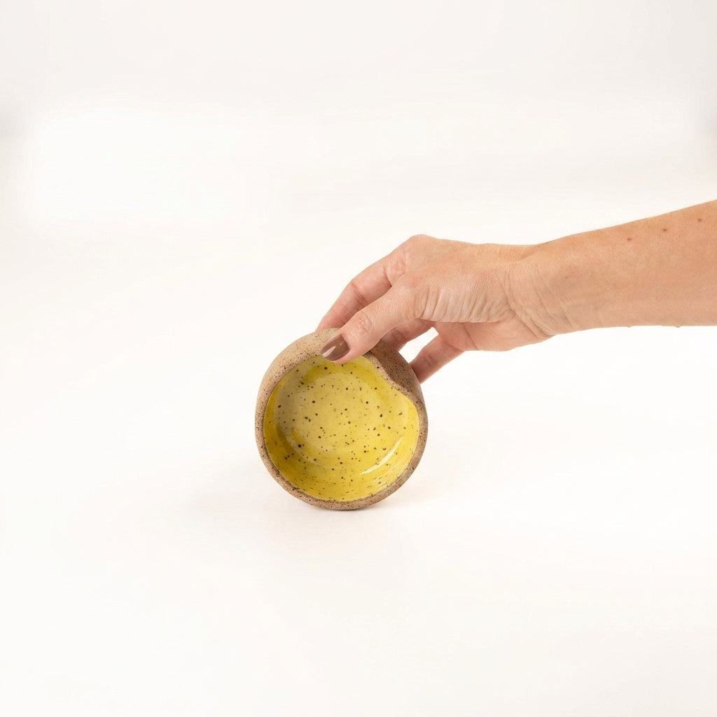Bowl borda reta amassadinha em cerâmica artesanal — tamanho 9cm x 4cm, argila Flocos, esmalte Amarelo Intenso