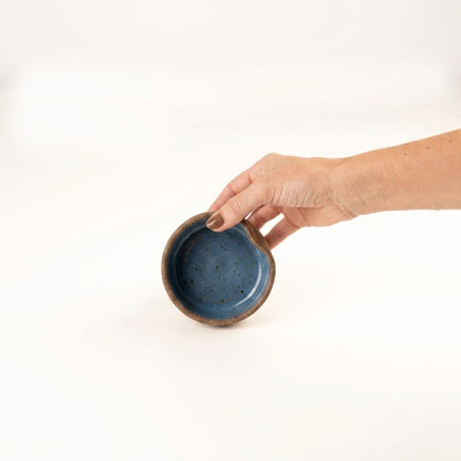 Bowl borda reta amassadinha em cerâmica artesanal — tamanho 9cm x 4cm, argila Flocos, esmalte Azul Safira