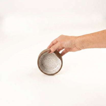 Bowl borda reta amassadinha em cerâmica artesanal — tamanho 9cm x 4cm, argila Flocos, esmalte Branco AMME