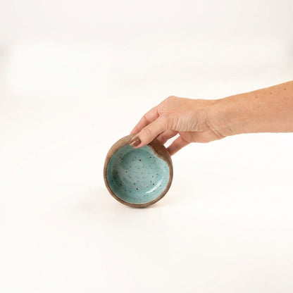 Bowl borda reta amassadinha em cerâmica artesanal — tamanho 9cm x 4cm, argila Flocos, esmalte Jujuba