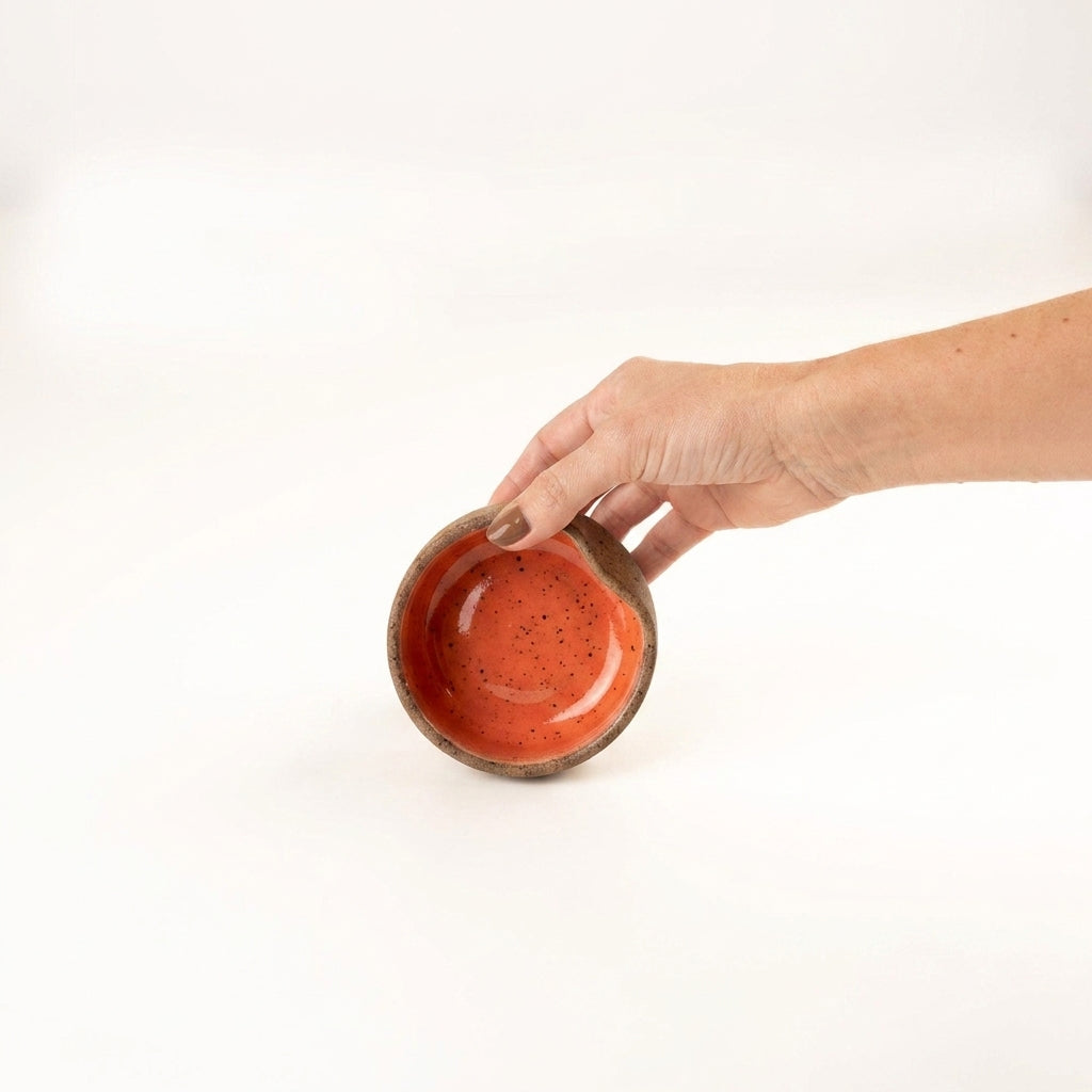 Bowl borda reta amassadinha em cerâmica artesanal — tamanho 9cm x 4cm, argila Flocos, esmalte Laranja Intenso