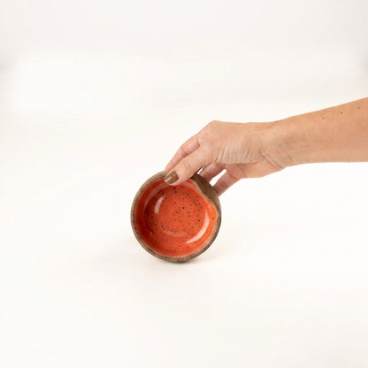 Bowl borda reta amassadinha em cerâmica artesanal — tamanho 9cm x 4cm, argila Flocos, esmalte Laranja Intenso