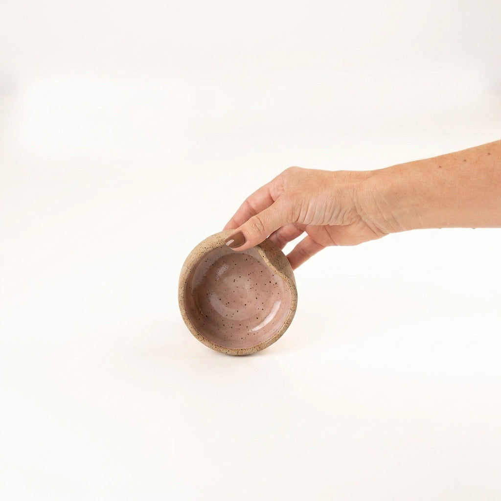 Bowl borda reta amassadinha em cerâmica artesanal — tamanho 9cm x 4cm, argila Flocos, esmalte Nude