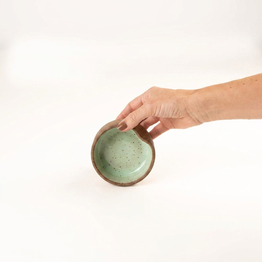 Bowl borda reta amassadinha em cerâmica artesanal — tamanho 9cm x 4cm, argila Flocos, esmalte Verde Menta