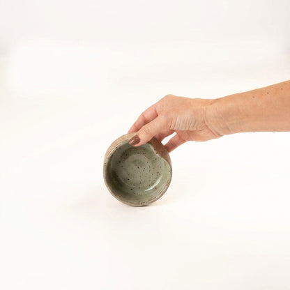 Bowl borda reta amassadinha em cerâmica artesanal — tamanho 9cm x 4cm, argila Flocos, esmalte Verde Pompeia