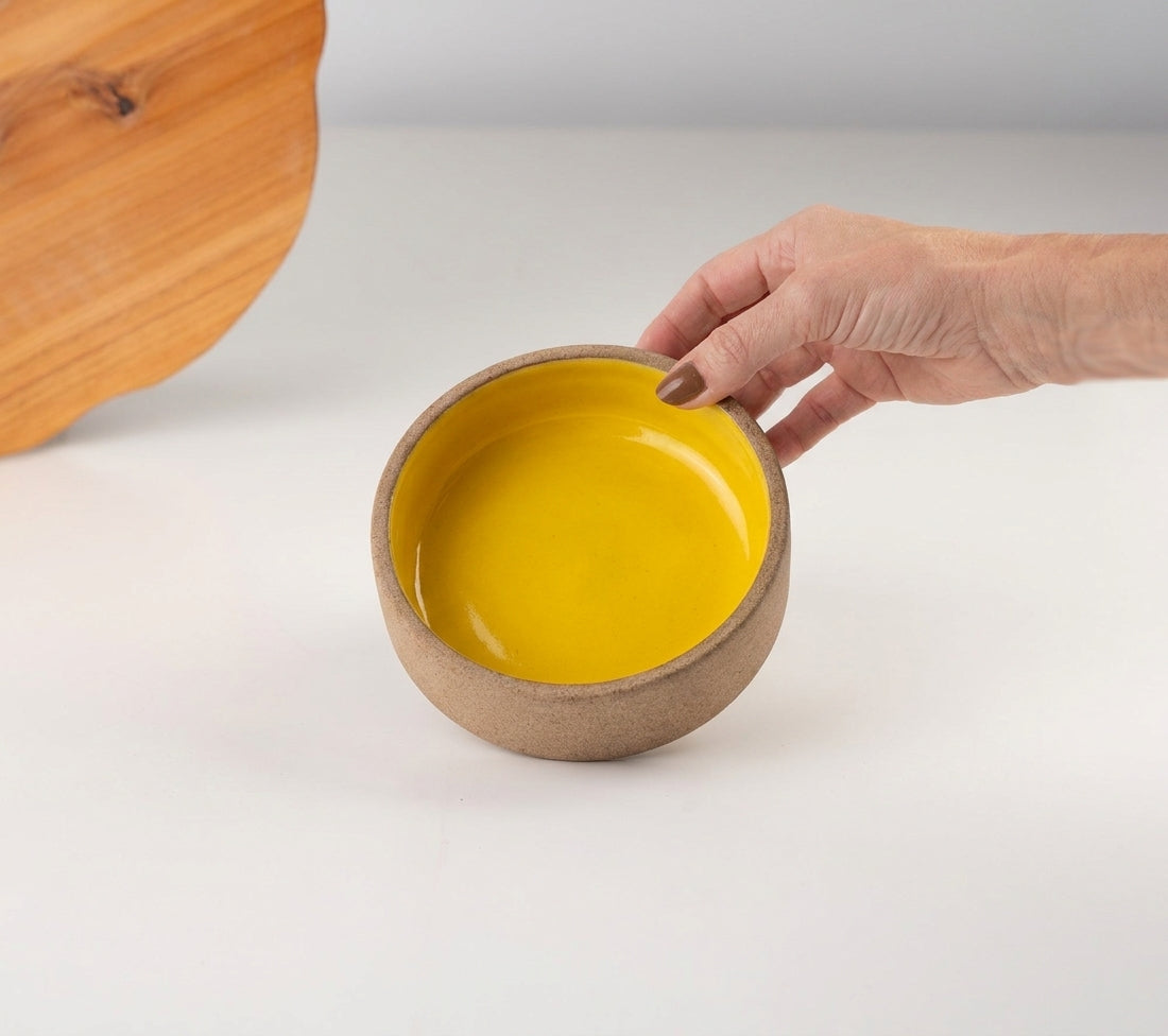 Bowl borda reta em cerâmica artesanal — tamanho 13cm x 4cm, argila Cappuccino, esmalte Amarelo Intenso