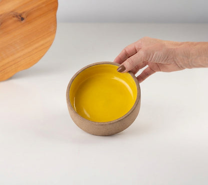 Bowl borda reta em cerâmica artesanal — tamanho 13cm x 4cm, argila Cappuccino, esmalte Amarelo Intenso