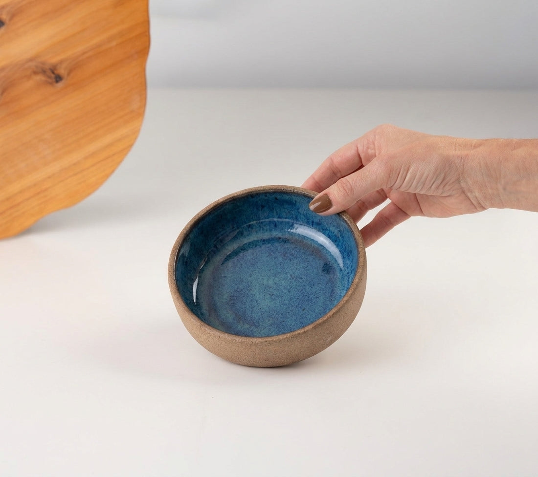 Bowl borda reta em cerâmica artesanal — tamanho 13cm x 4cm, argila Cappuccino, esmalte Azul Safira