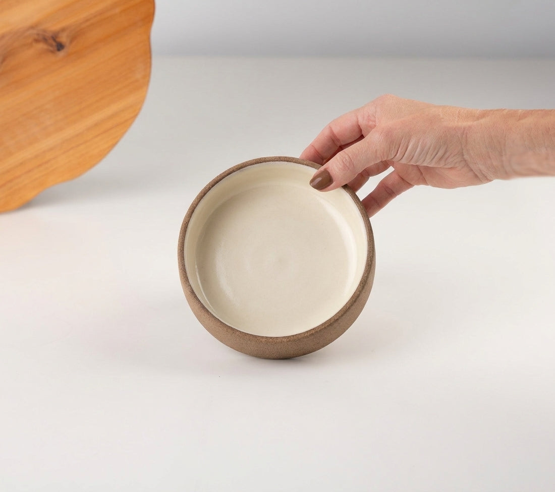 Bowl borda reta em cerâmica artesanal — tamanho 13cm x 4cm, argila Cappuccino, esmalte Branco AMME