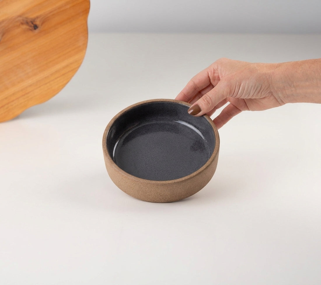 Bowl borda reta em cerâmica artesanal — tamanho 13cm x 4cm, argila Cappuccino, esmalte Grafite