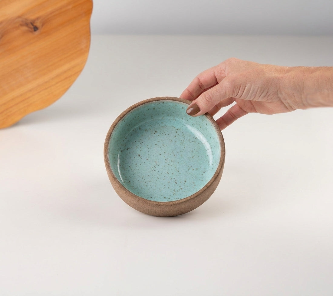 Bowl borda reta em cerâmica artesanal — tamanho 13cm x 4cm, argila Cappuccino, esmalte Jujuba