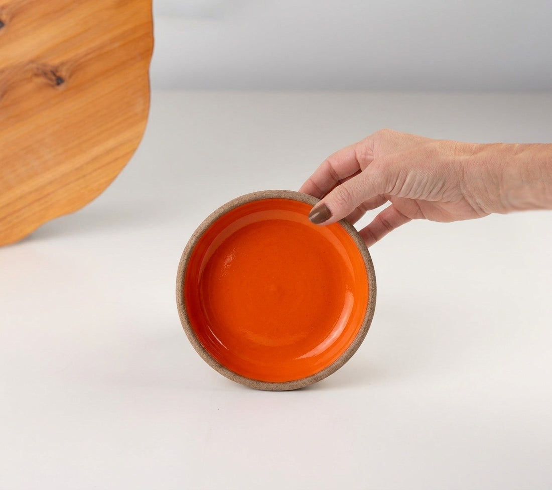 Bowl borda reta em cerâmica artesanal — tamanho 13cm x 4cm, argila Cappuccino, esmalte Laranja Intenso