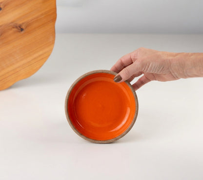Bowl borda reta em cerâmica artesanal — tamanho 13cm x 4cm, argila Cappuccino, esmalte Laranja Intenso
