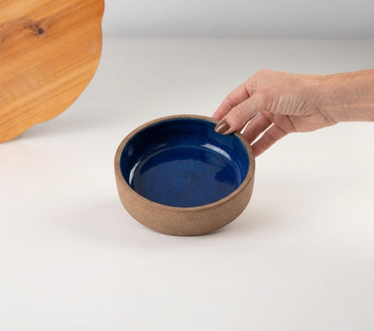 Bowl borda reta em cerâmica artesanal — tamanho 13cm x 4cm, argila Cappuccino, esmalte Lazuli