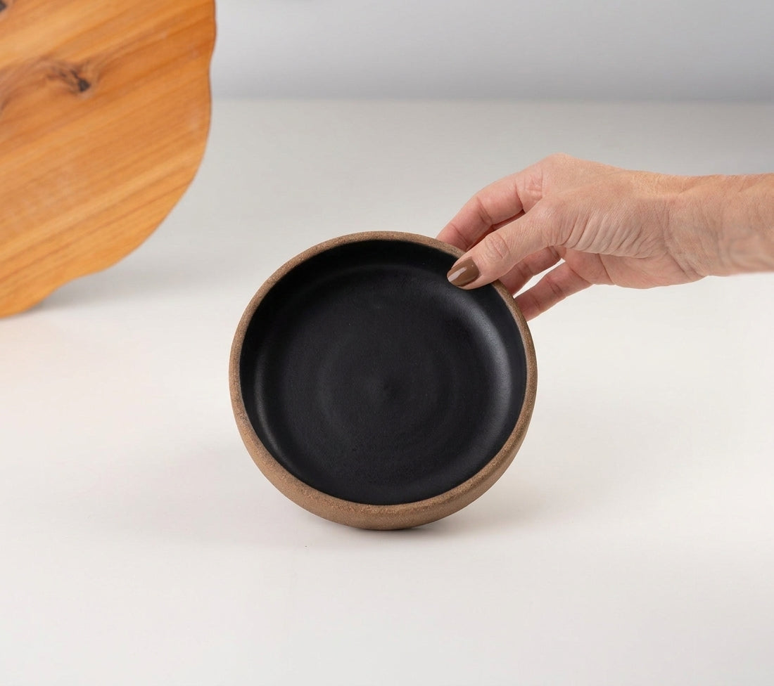 Bowl borda reta em cerâmica artesanal — tamanho 13cm x 4cm, argila Cappuccino, esmalte Preto Acetinado