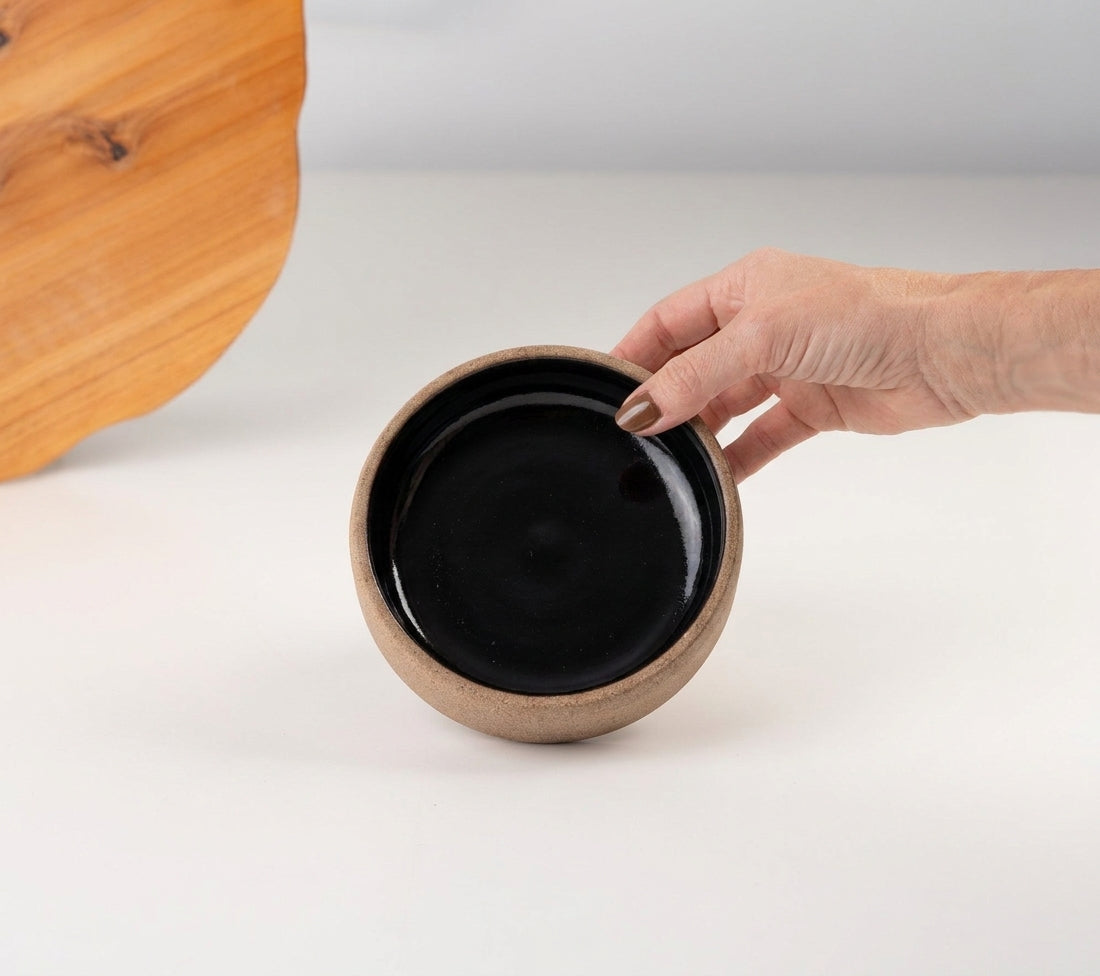 Bowl borda reta em cerâmica artesanal — tamanho 13cm x 4cm, argila Cappuccino, esmalte Preto Ébano