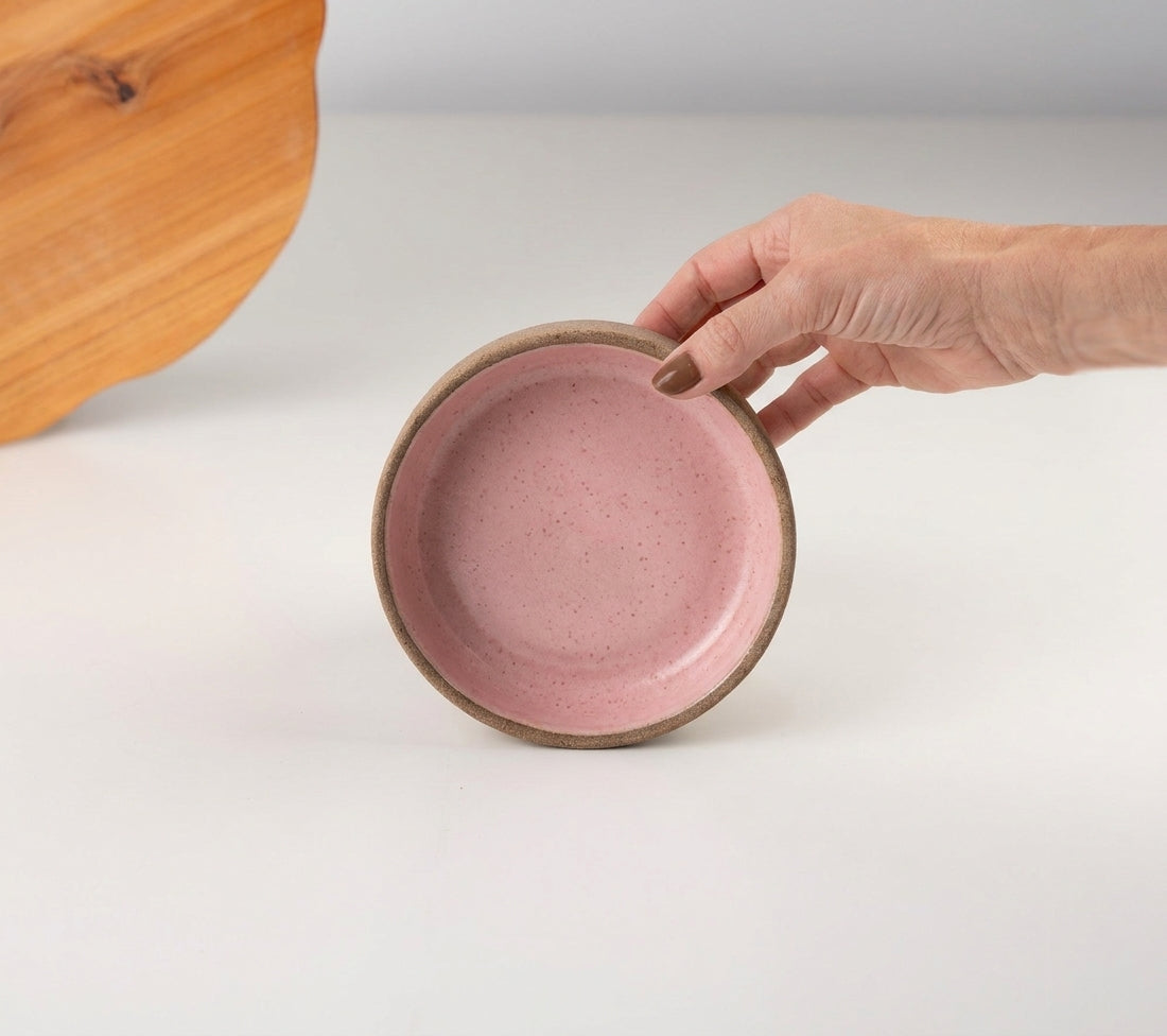 Bowl borda reta em cerâmica artesanal — tamanho 13cm x 4cm, argila Cappuccino, esmalte Rosa Barbie