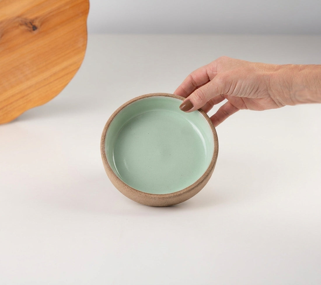 Bowl borda reta em cerâmica artesanal — tamanho 13cm x 4cm, argila Cappuccino, esmalte Verde Menta