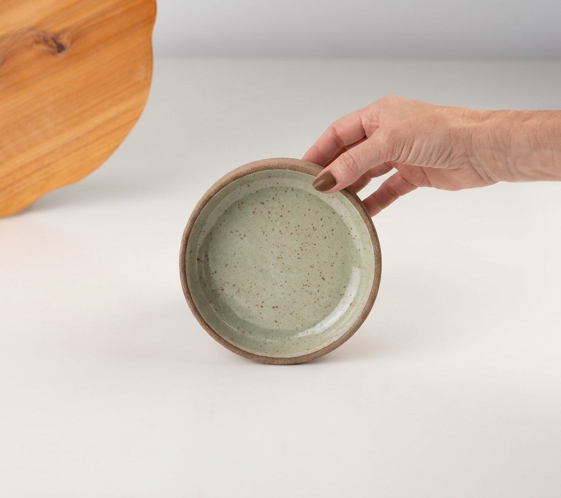 Bowl borda reta em cerâmica artesanal — tamanho 13cm x 4cm, argila Cappuccino, esmalte Verde Pompeia