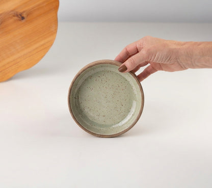 Bowl borda reta em cerâmica artesanal — tamanho 13cm x 4cm, argila Cappuccino, esmalte Verde Pompeia
