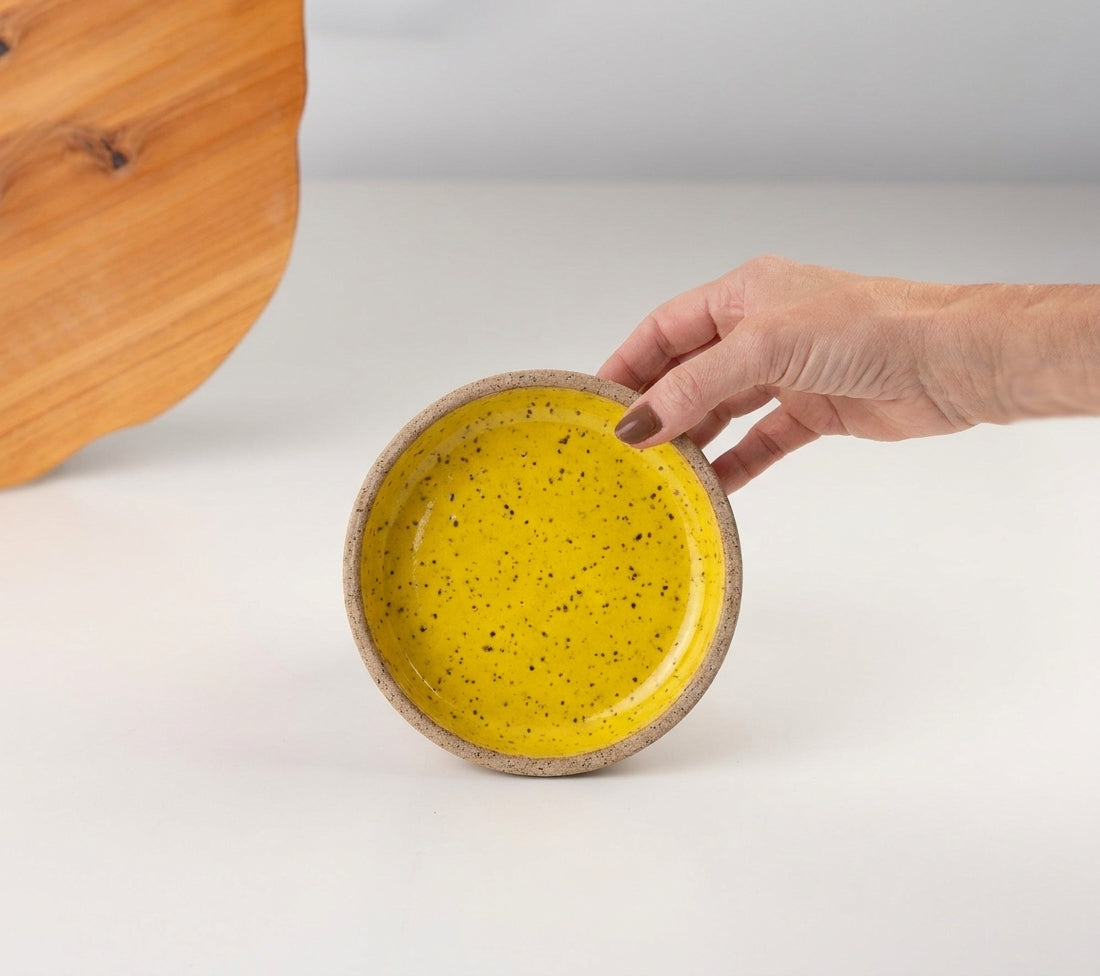 Bowl borda reta em cerâmica artesanal — tamanho 13cm x 4cm, argila Flocos, esmalte Amarelo Intenso