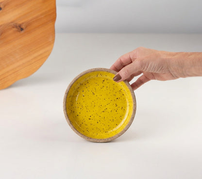Bowl borda reta em cerâmica artesanal — tamanho 13cm x 4cm, argila Flocos, esmalte Amarelo Intenso