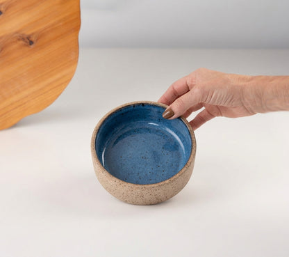 Bowl borda reta em cerâmica artesanal — tamanho 13cm x 4cm, argila Flocos, esmalte Azul Safira
