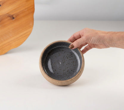 Bowl borda reta em cerâmica artesanal — tamanho 13cm x 4cm, argila Flocos, esmalte Grafite