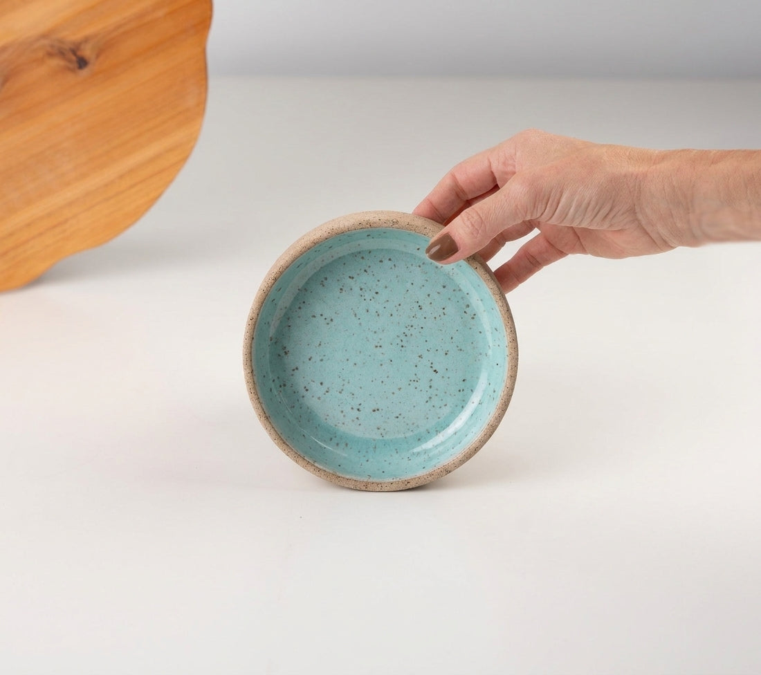 Bowl borda reta em cerâmica artesanal — tamanho 13cm x 4cm, argila Flocos, esmalte Jujuba