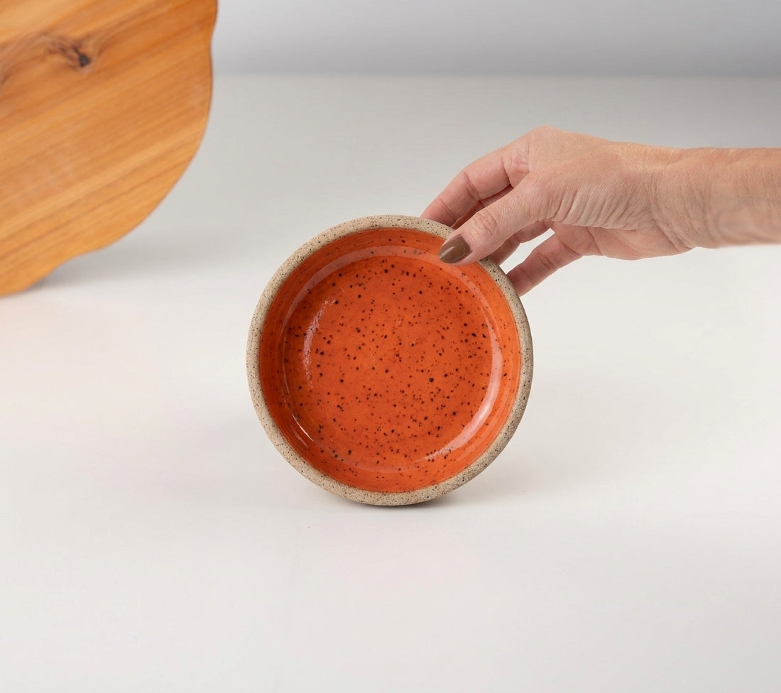 Bowl borda reta em cerâmica artesanal — tamanho 13cm x 4cm, argila Flocos, esmalte Laranja Intenso