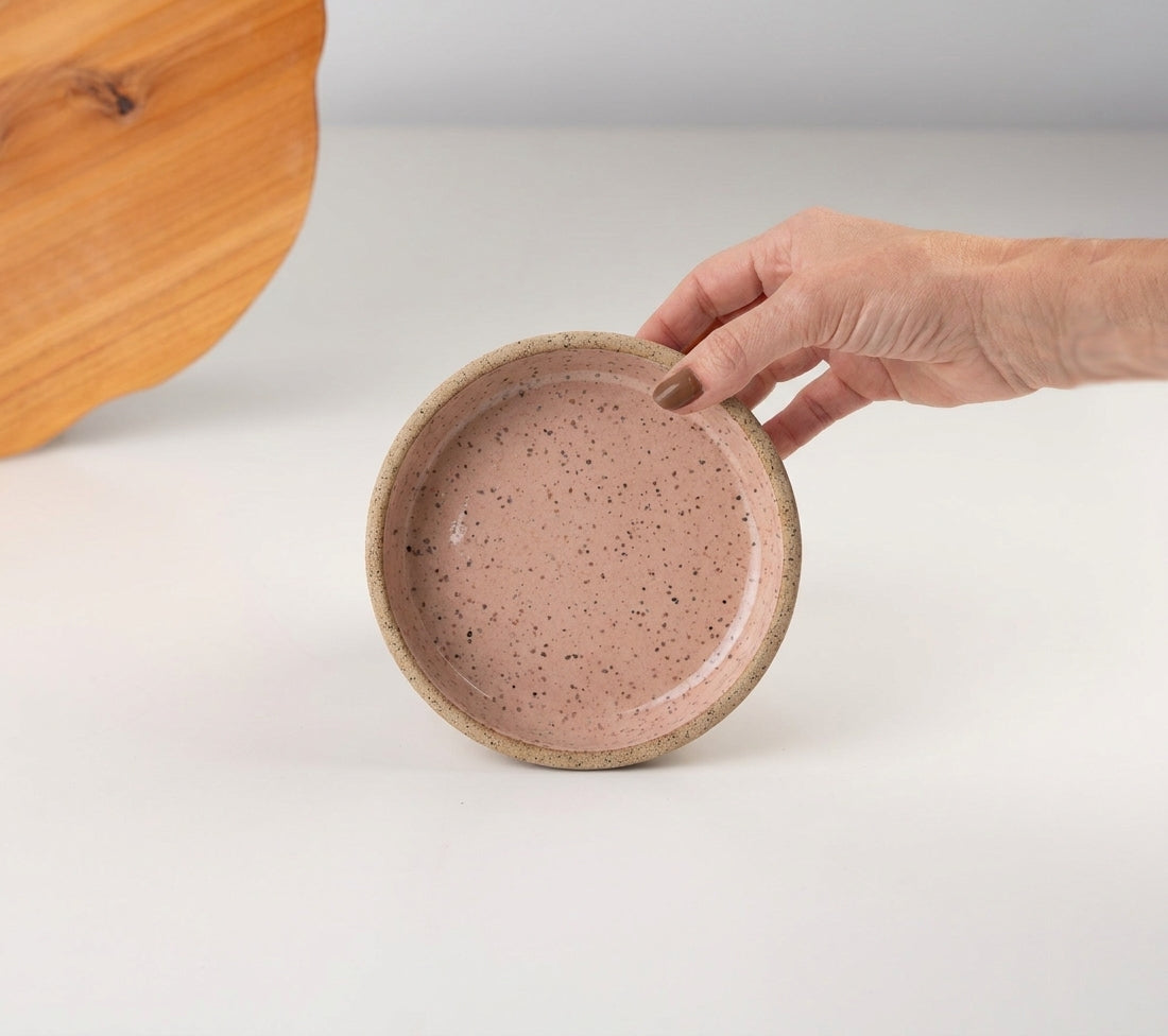 Bowl borda reta em cerâmica artesanal — tamanho 13cm x 4cm, argila Flocos, esmalte Nude