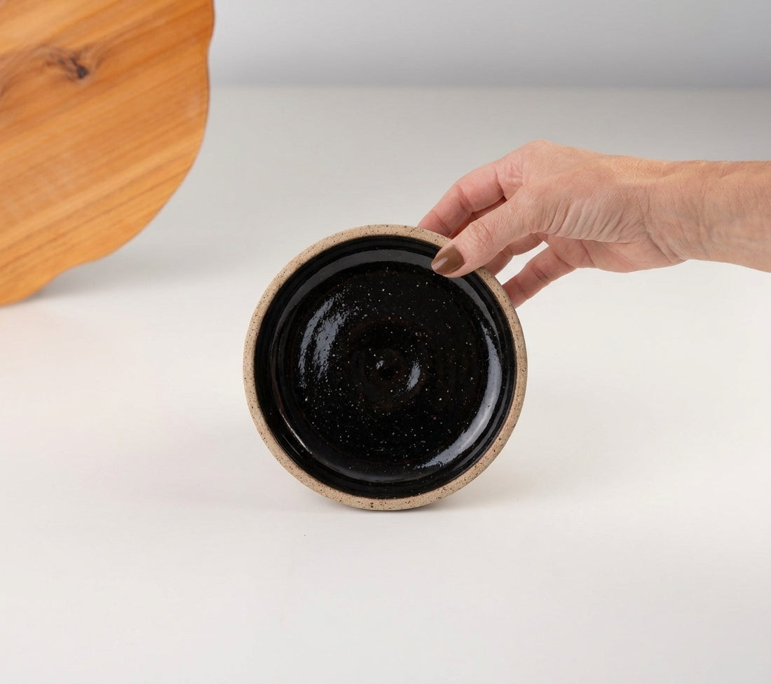 Bowl borda reta em cerâmica artesanal — tamanho 13cm x 4cm, argila Flocos, esmalte Preto Ébano
