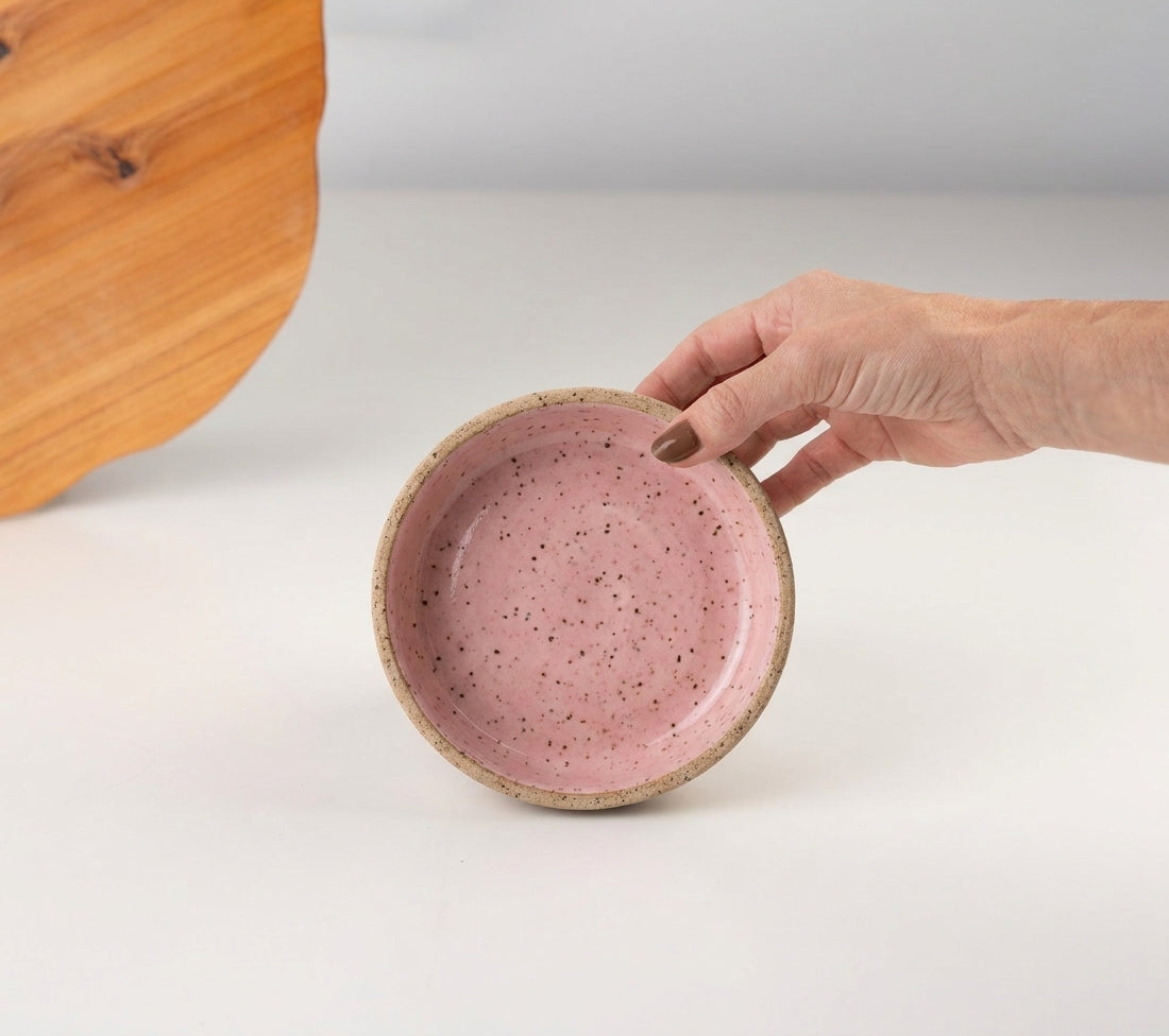 Bowl borda reta em cerâmica artesanal — tamanho 13cm x 4cm, argila Flocos, esmalte Rosa Barbie