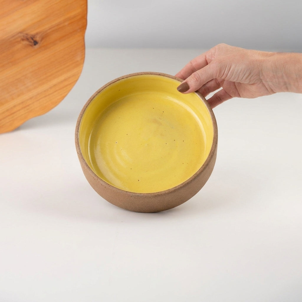 Bowl borda reta em cerâmica artesanal — tamanho 19cm x 4cm, argila Cappuccino, esmalte Amarelo Intenso